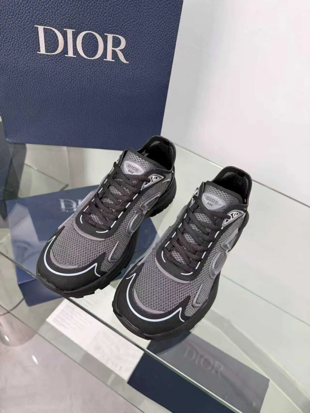 Men's men's shoes P560! DIOR#B30 COUNTDOWN TECH shoes 1. Inspired by lighter running shoes this season 2. Made of multi-layer transparent nylon upper, full of futuristic feel 3. CD30 rubber logo on the tongue/heel to highlight the brand style 4. Equipped with ultra-light foam midsole for the ultimate comfortable wearing experience 5. The entire series uses WELDED (seamless bonding) technology to ensure durability and lightness 6. Full-size dopamine color matching, perfect choice for couples shoes😜